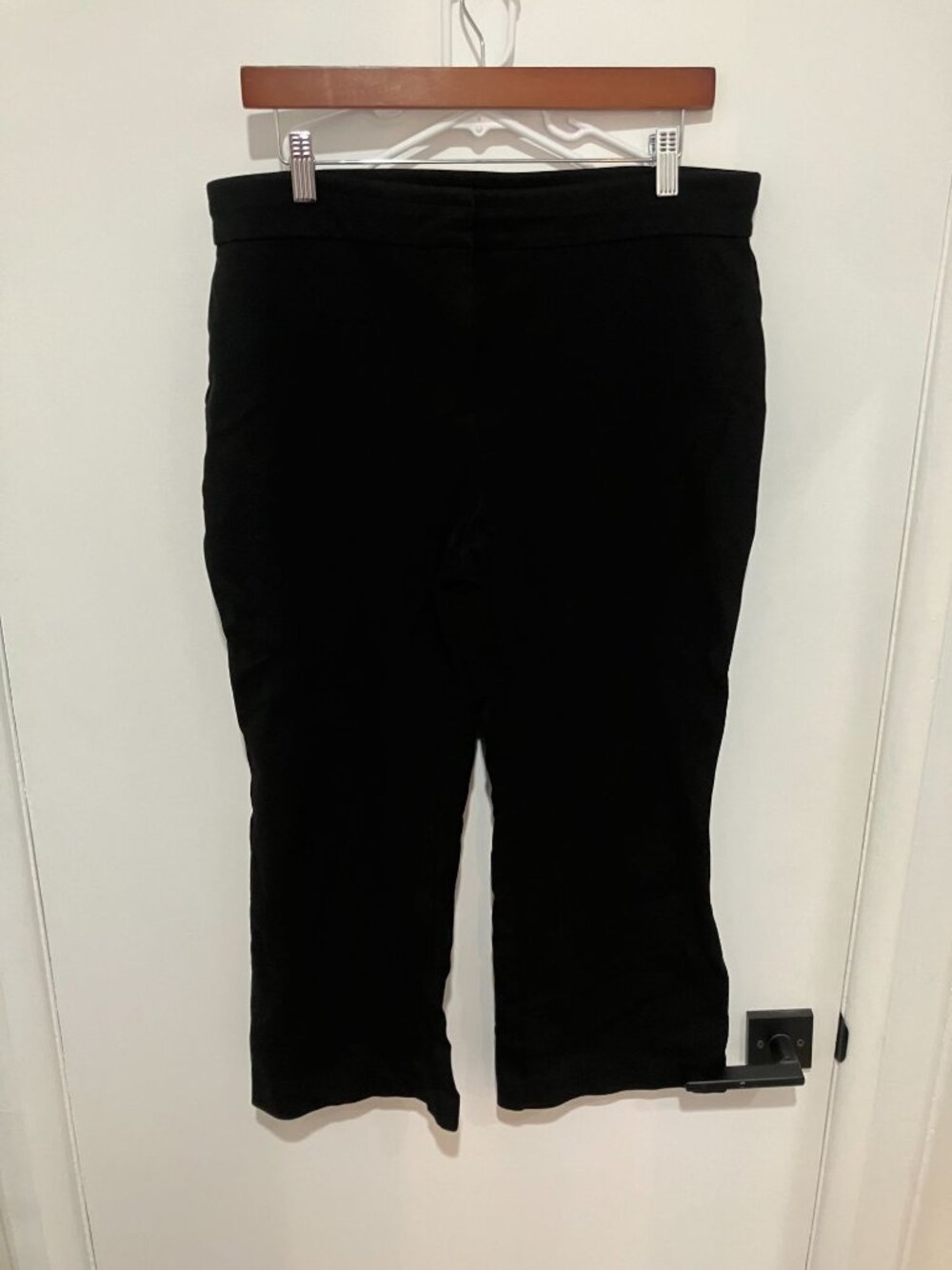 Chico's Black Pull On Crop Pants So Slimming Straight Ankle 2 Short (12P)